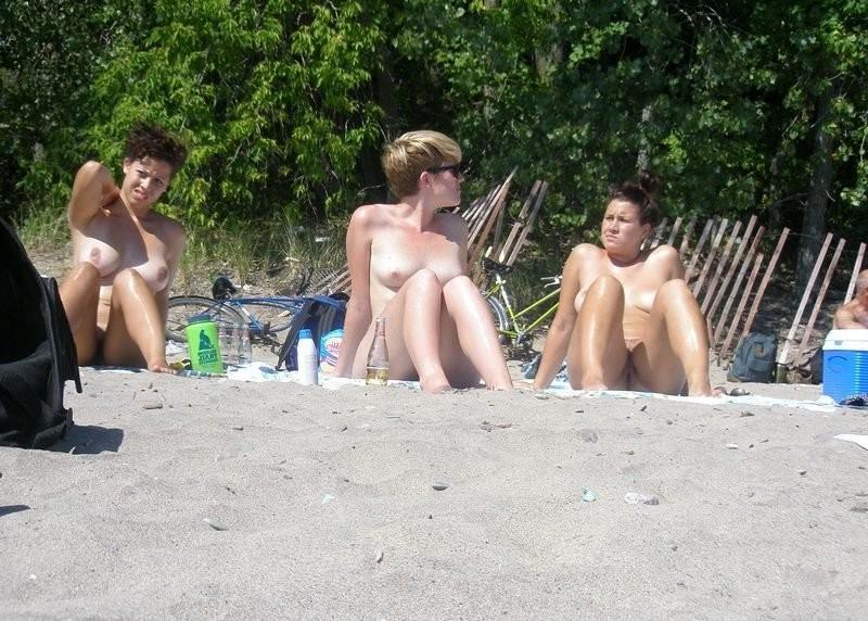 15P Guys can't stop gawking at this amazing nude girl