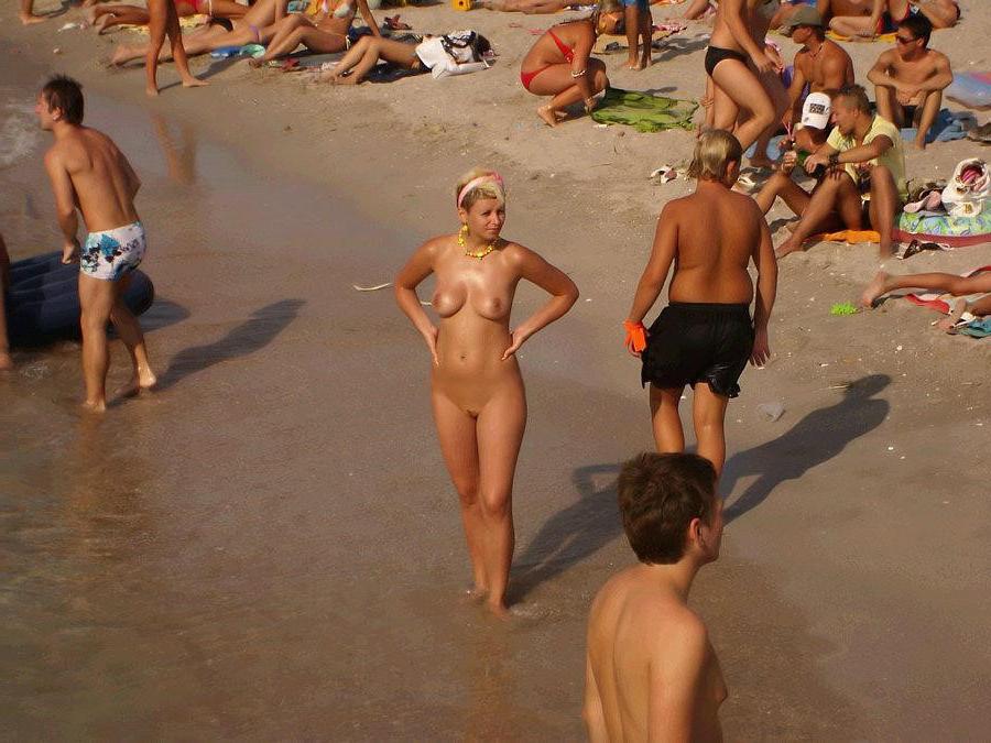 15P Sexy nude teen babes playing around in the hot sun