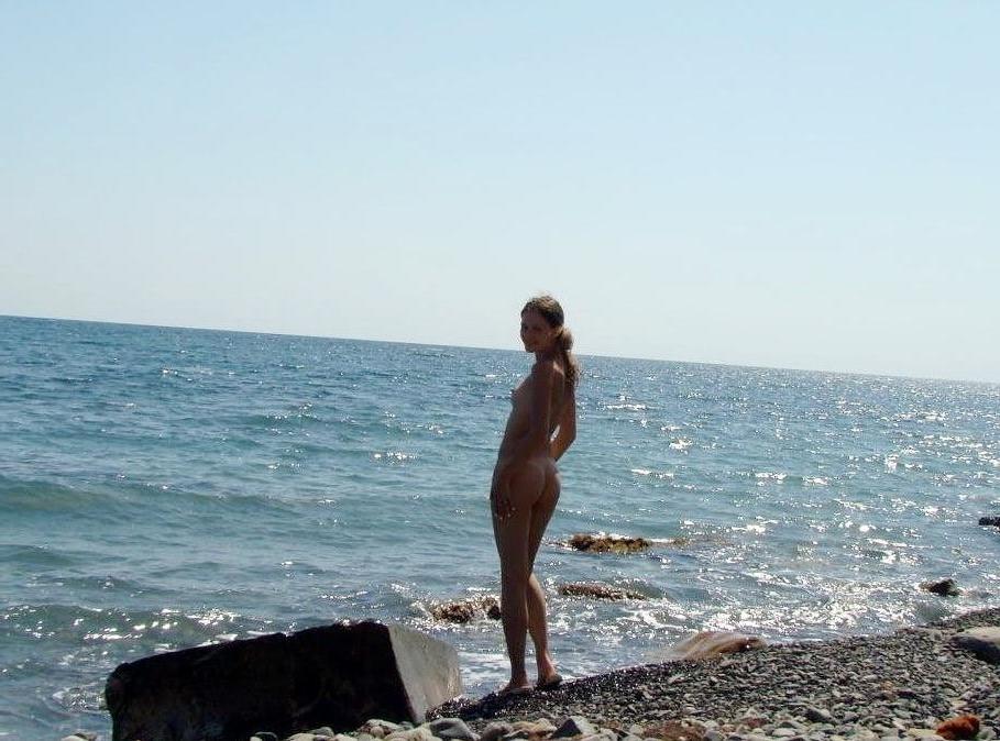15P Gorgeous nude girl with a nice ass sunbathes