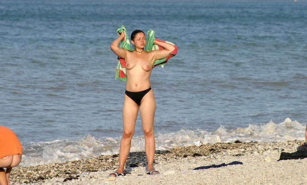 15P Young nudists rub oil on each other's naked bodies