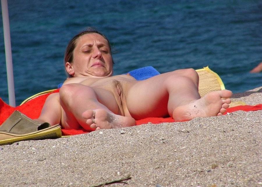 15P Nice rack and curvy ass on display by a nude teen
