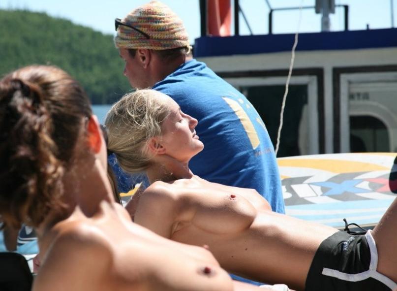 15P Everyone wants to be this gorgeous nudist's friend