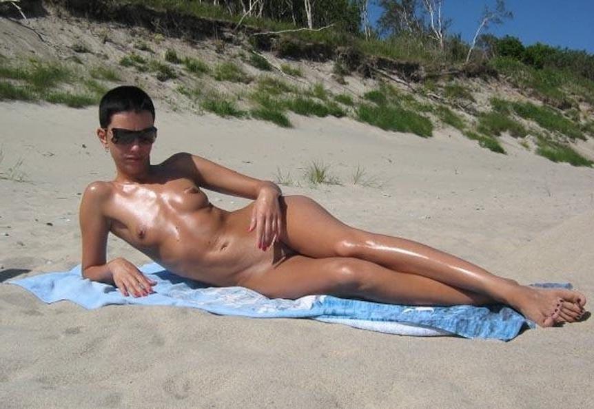 15P Everyone wants to be this gorgeous nudist's friend