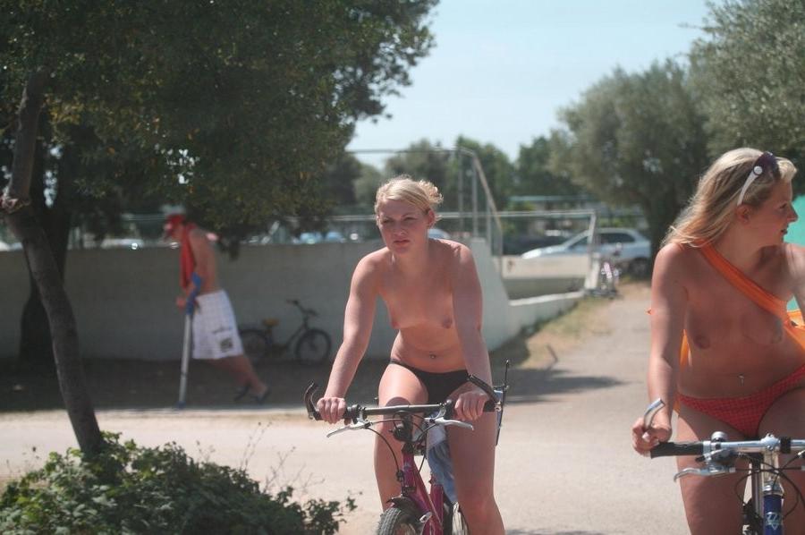 15P Everyone wants to be this gorgeous nudist's friend