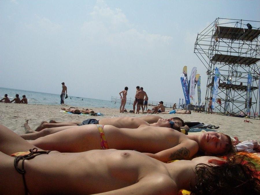 15P Everyone wants to be this gorgeous nudist's friend