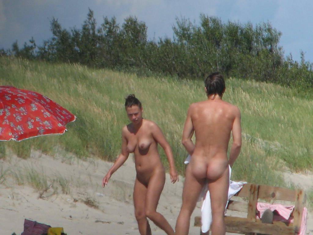 15P Lovely teens bare their bodies at a nudist beach