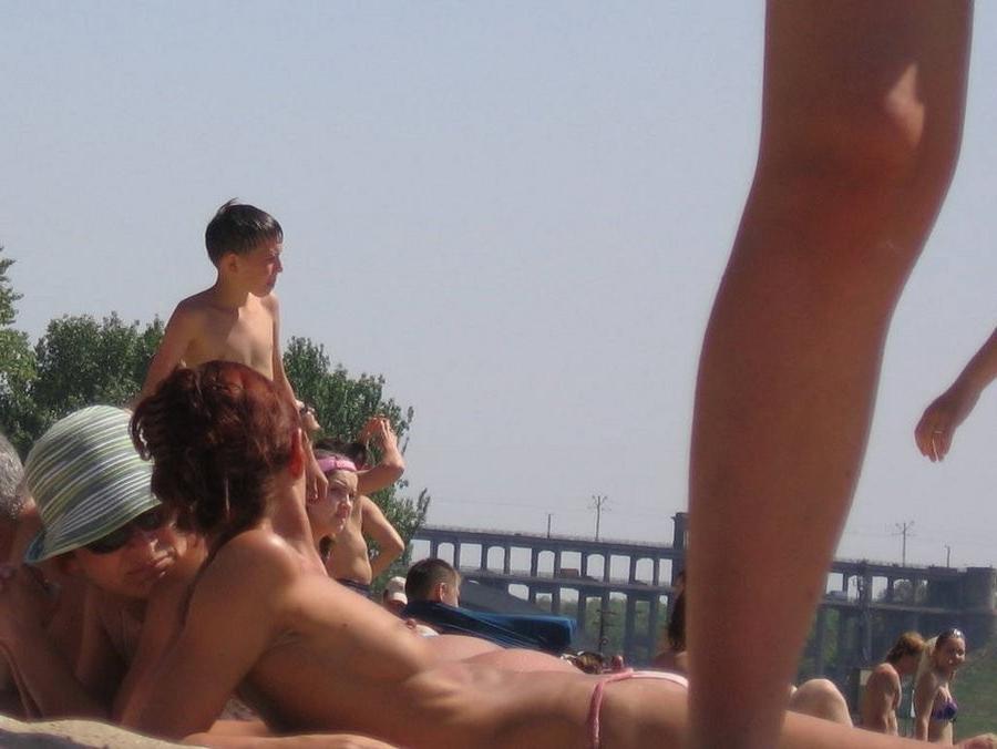 15P Lovely teens bare their bodies at a nudist beach