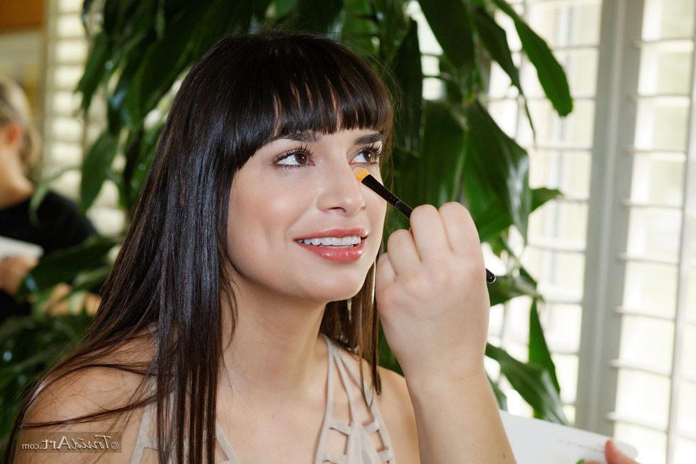 15P Behind the scenes of a porn photoshoot with Carol Luna