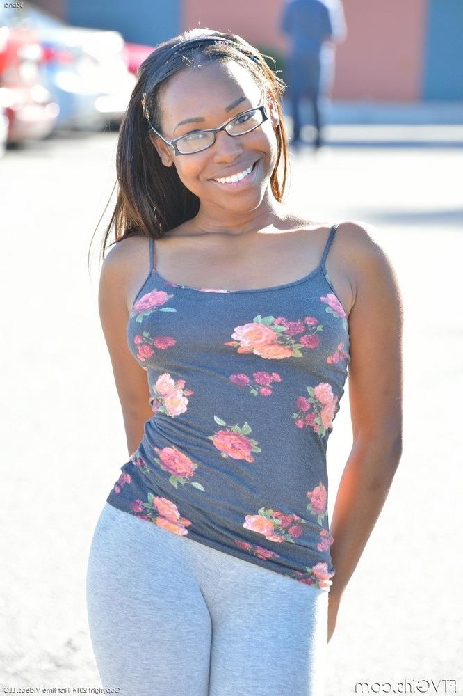 16P Ebony Sasha Nudes In The Park