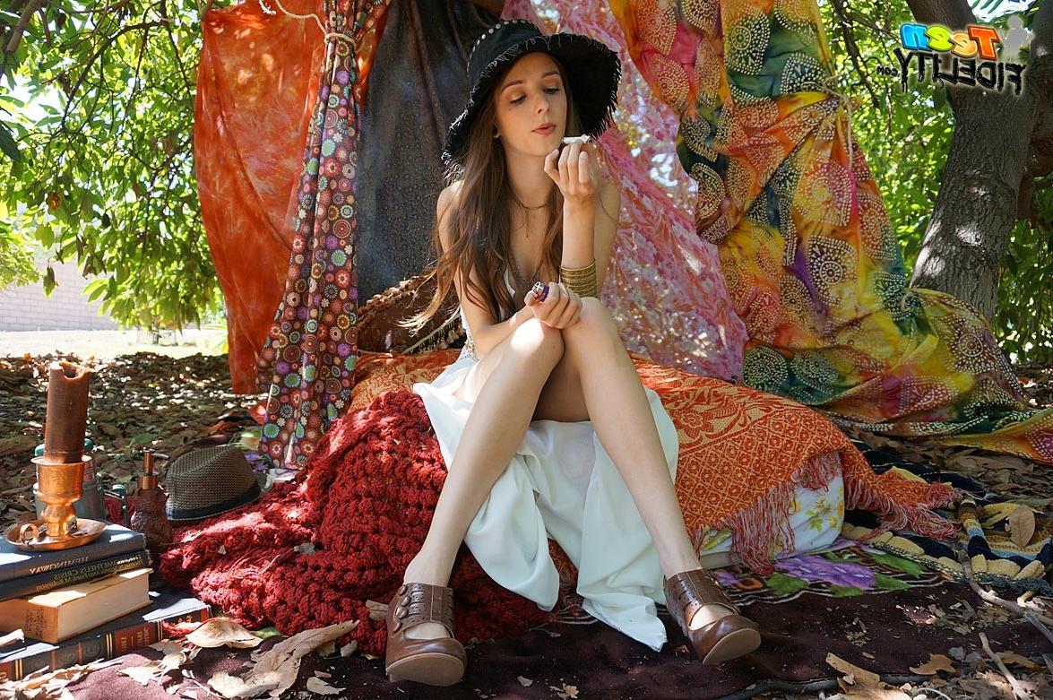 15P Willow Hayes is a Portlandian hippie chick
