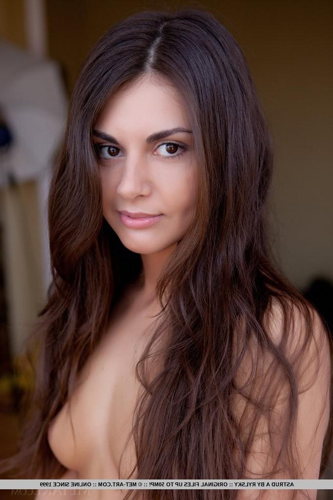 18P Long Legged Beauty Shows Shaved Pussy
