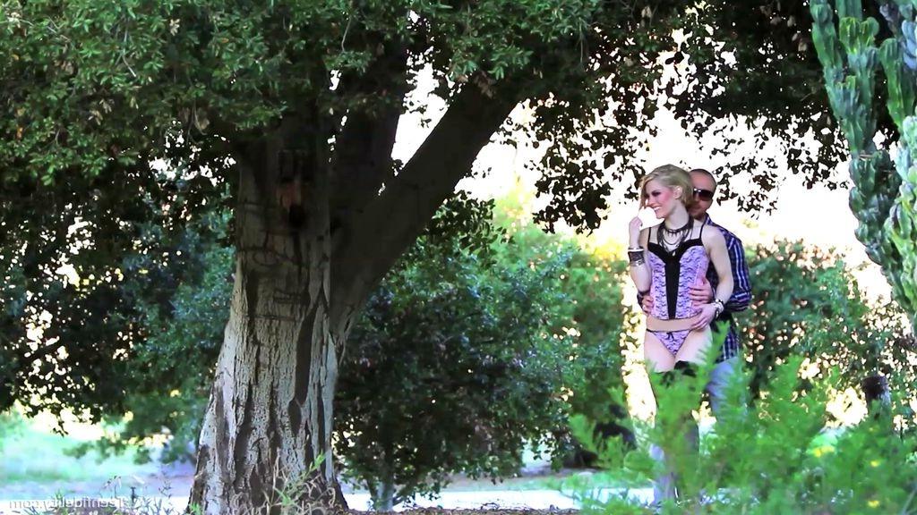 16P Beautiful bombshell Ash Hollywood banged outdoors