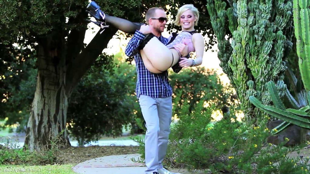 16P Beautiful bombshell Ash Hollywood banged outdoors