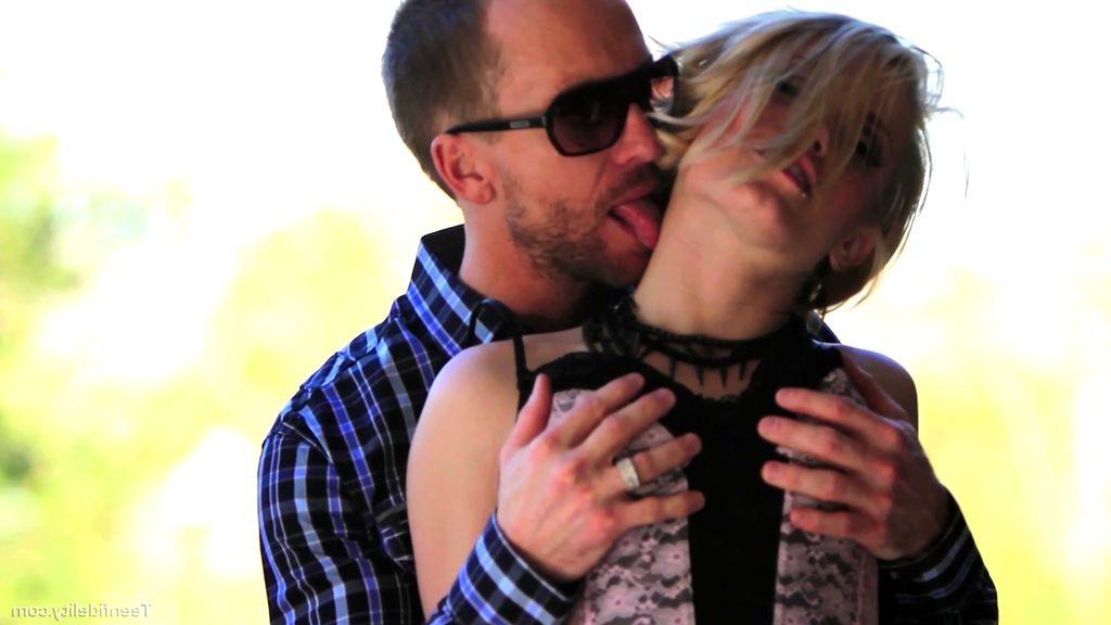 16P Beautiful bombshell Ash Hollywood banged outdoors