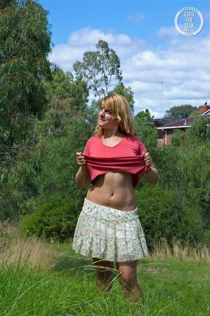 16P Astralian amateur girl Nora gets naked and spreads in the park