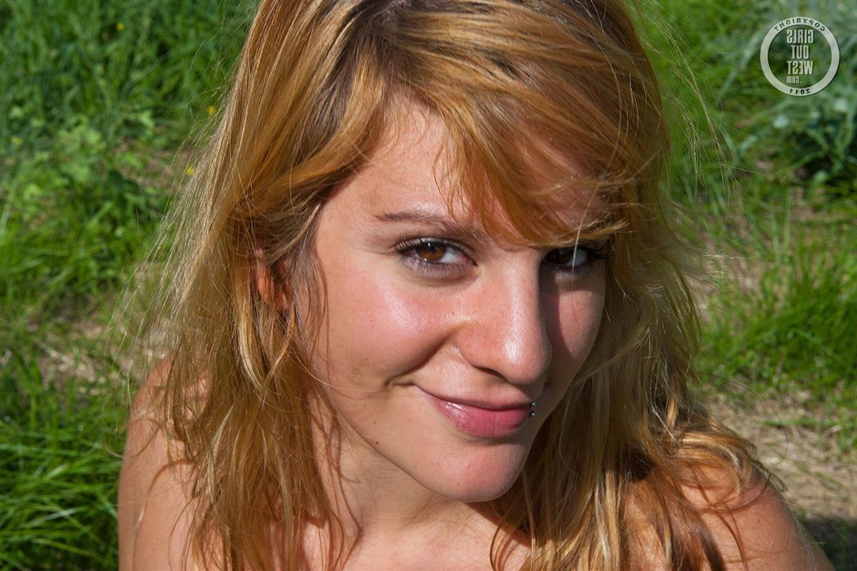 16P Astralian amateur girl Nora gets naked and spreads in the park