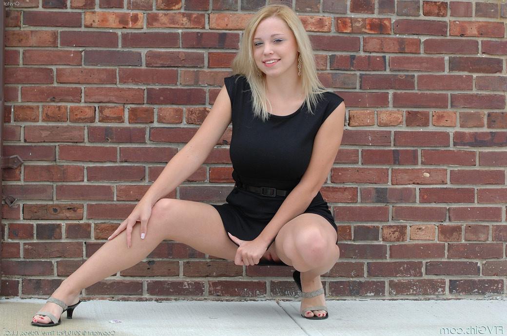 15P A buxom blonde babes round booty and pretty pussy