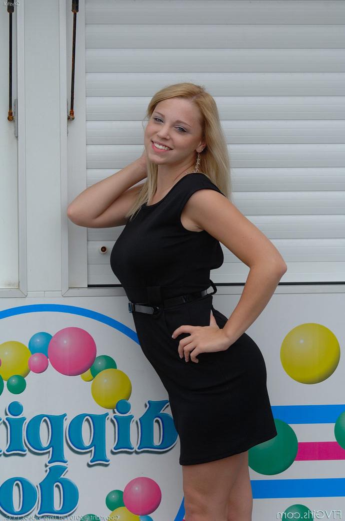 15P A buxom blonde babes round booty and pretty pussy