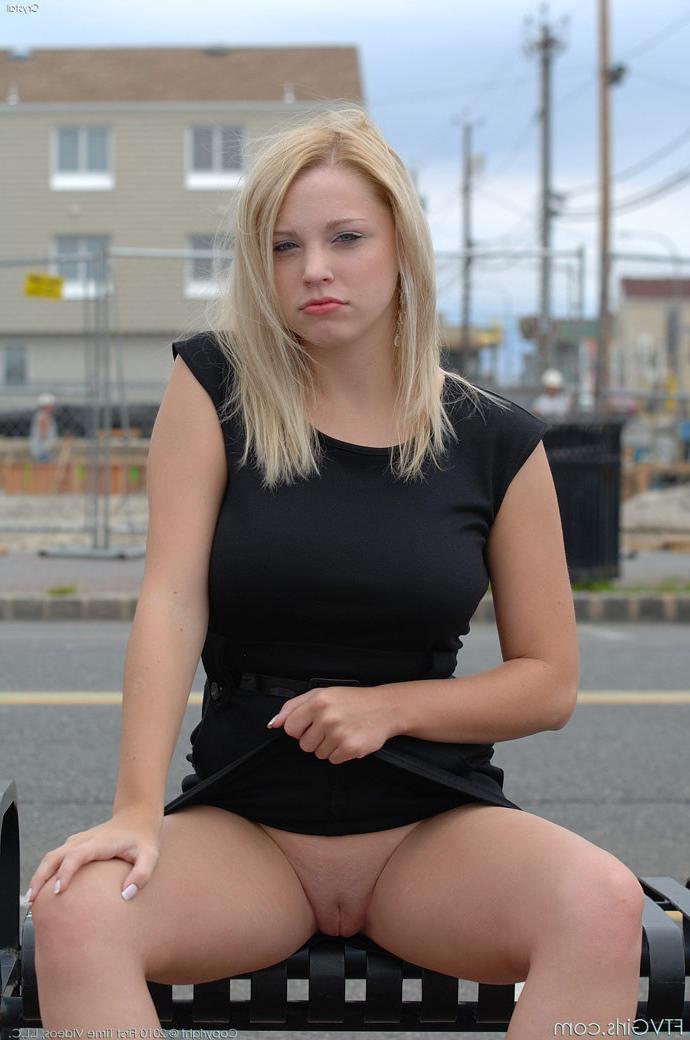 15P A buxom blonde babes round booty and pretty pussy