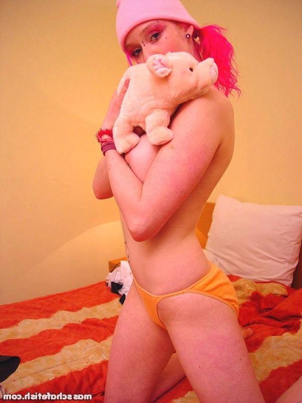 16P Naughty pink haired goth girl Masscha punishes her bedroom toy