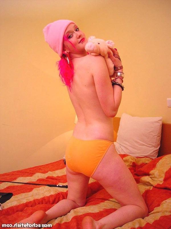 16P Naughty pink haired goth girl Masscha punishes her bedroom toy