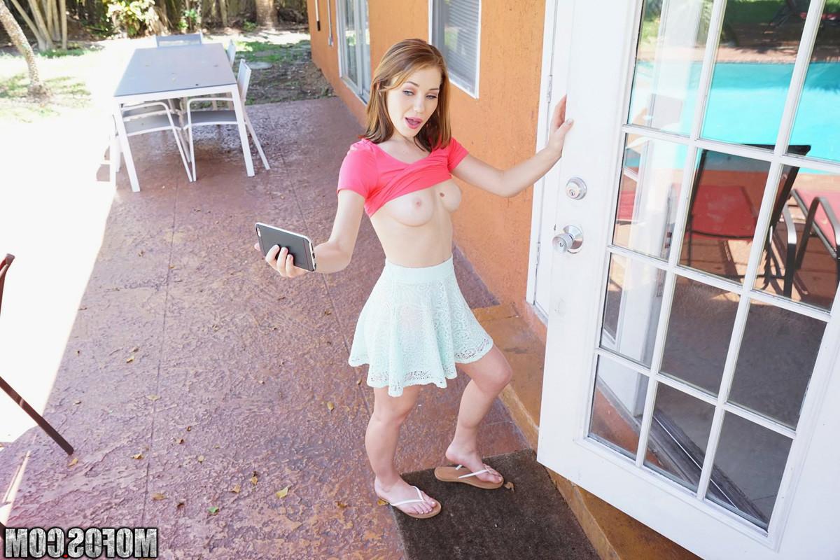 15P Raylin Ann gets her pussy smashed by the landlord
