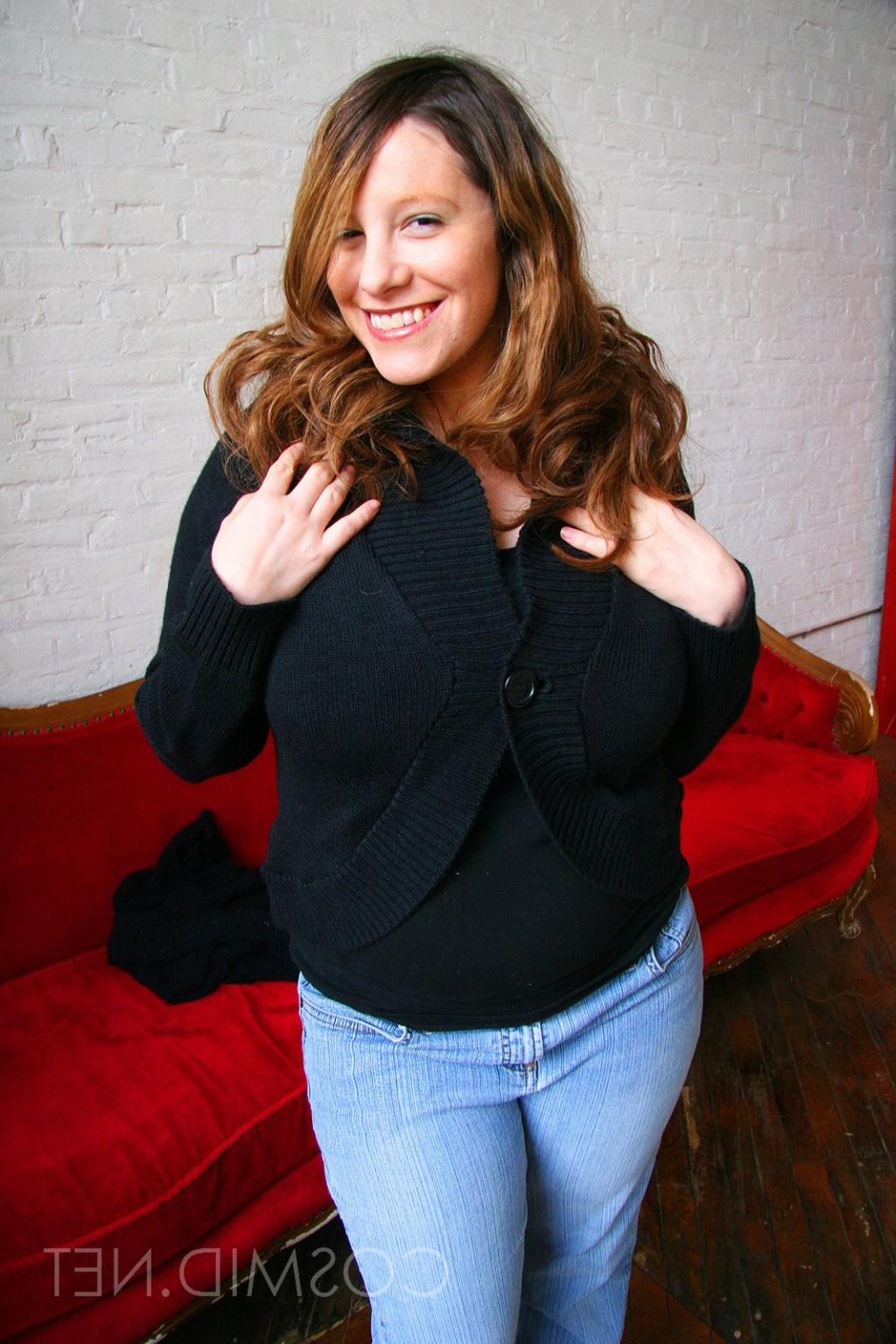 16P BIG BOOBS RED COUCH