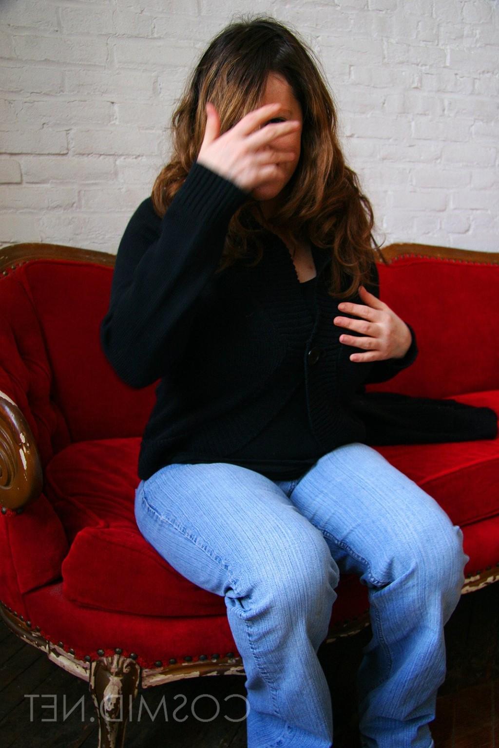 16P BIG BOOBS RED COUCH