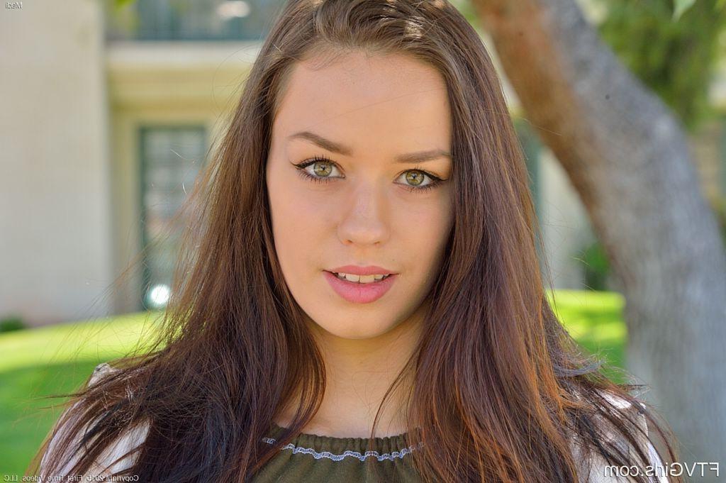 15P Teen Masturbates in Public