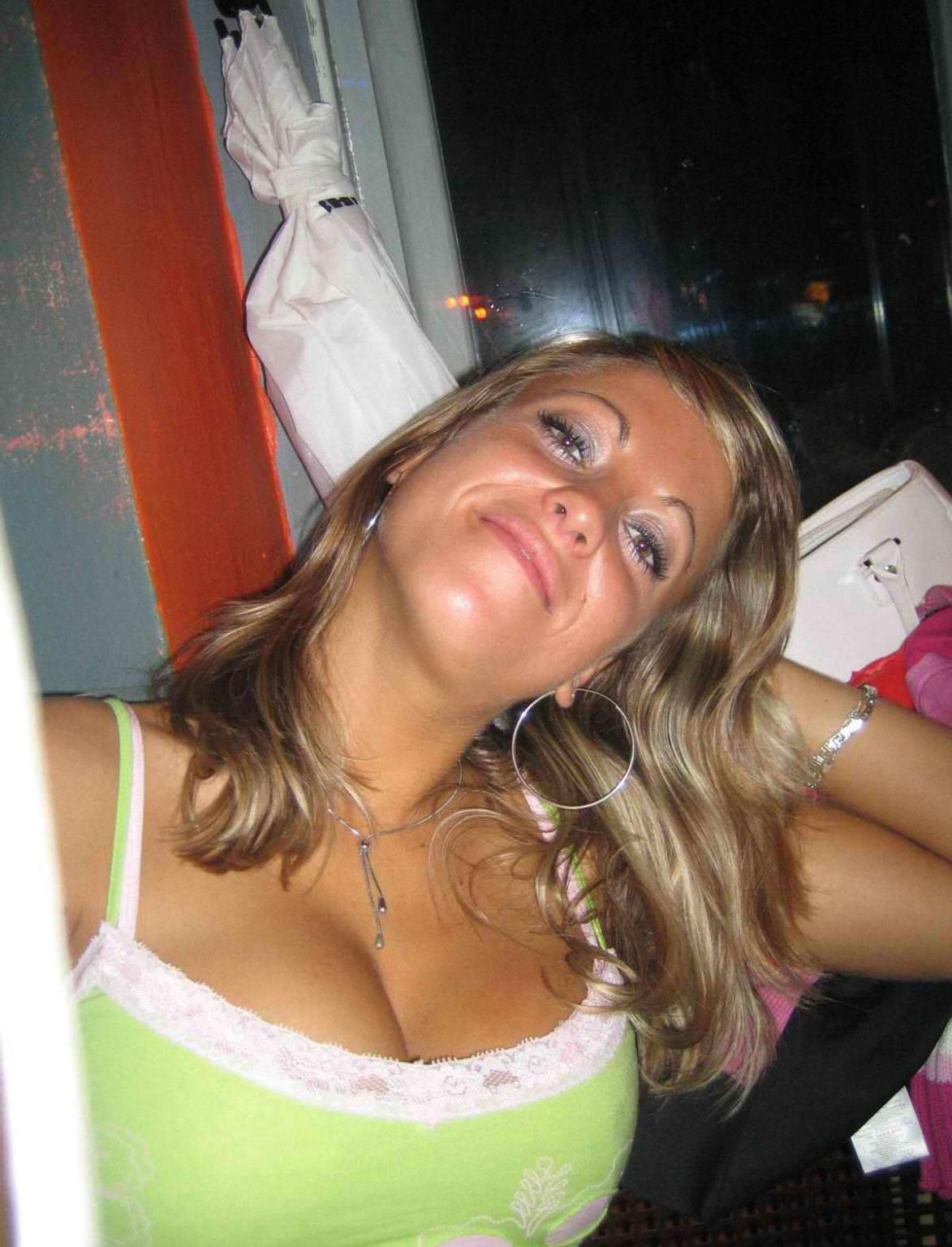 15P Euro babes on holiday
