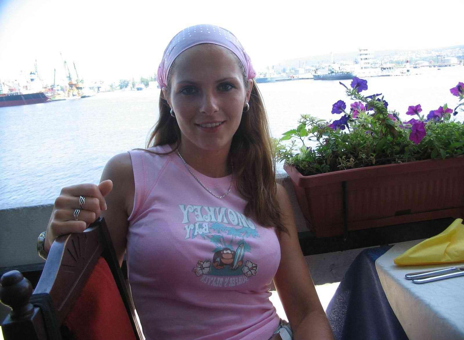 15P Euro babes on holiday