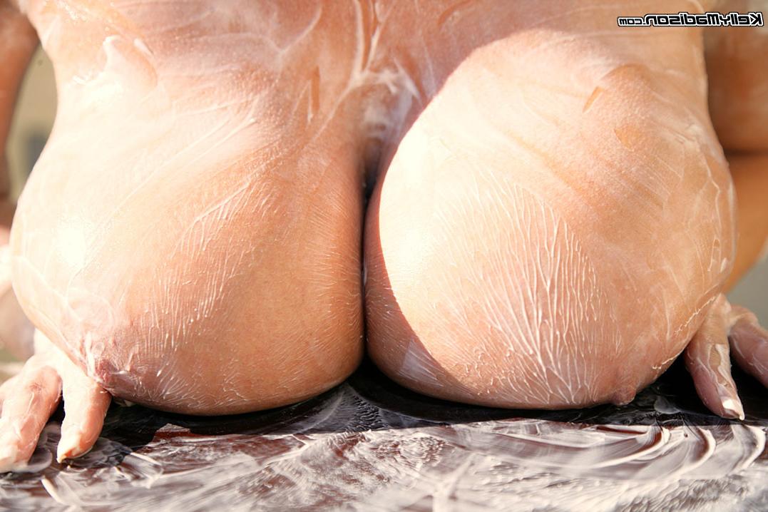 16P Kelly pours lotion all over her natural tits