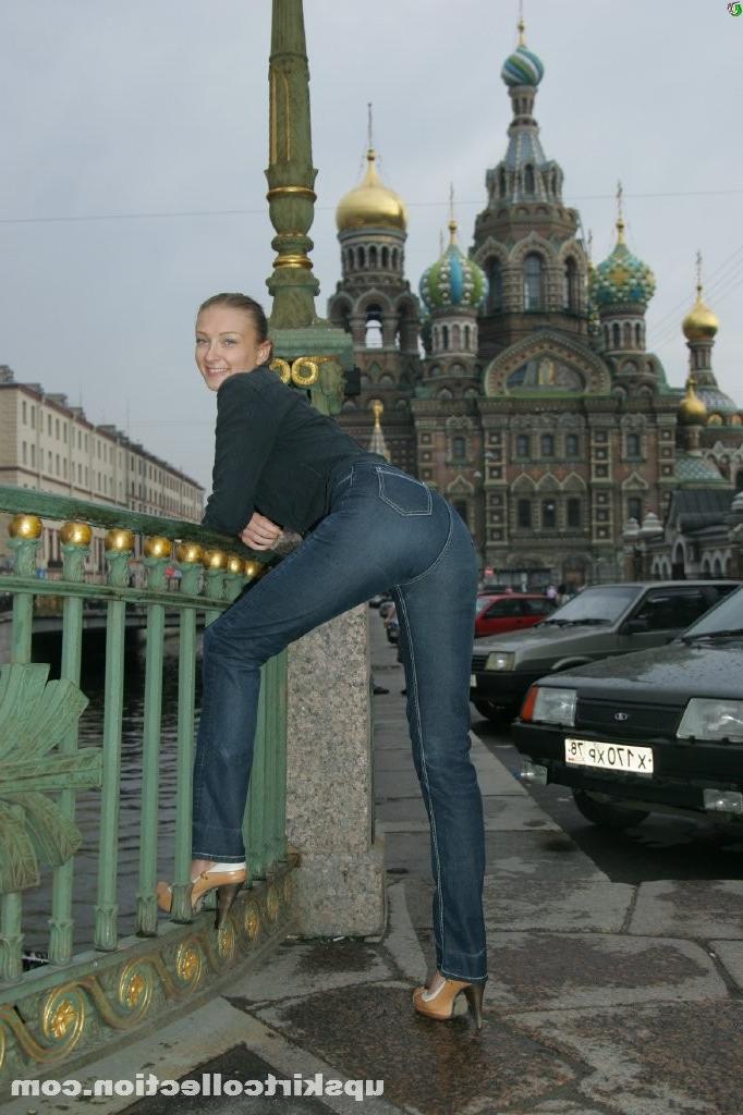 15P Sexy photo set featuring slim doll in jeans in the street