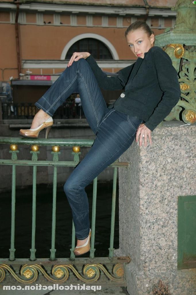 15P Sexy photo set featuring slim doll in jeans in the street