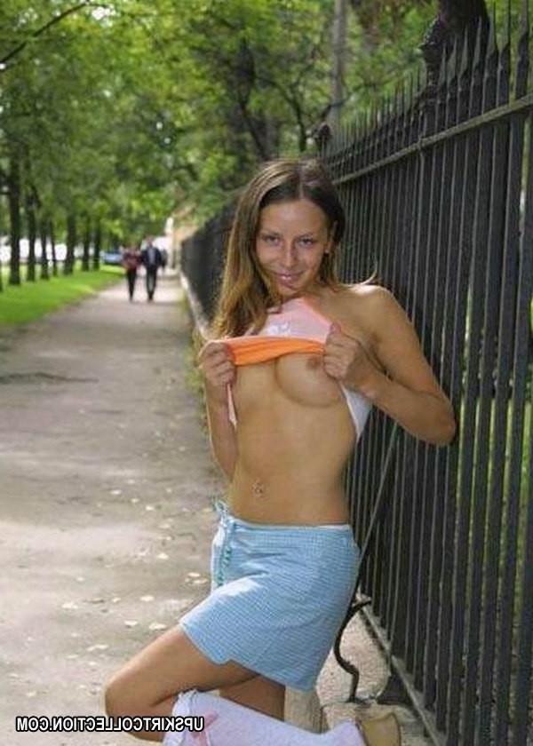 15P Perverted doll willingly shows naked upskirt in the street