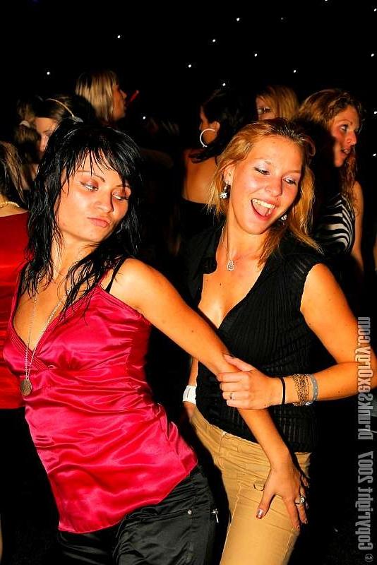 20P Dudes get oral service by drunk european babes