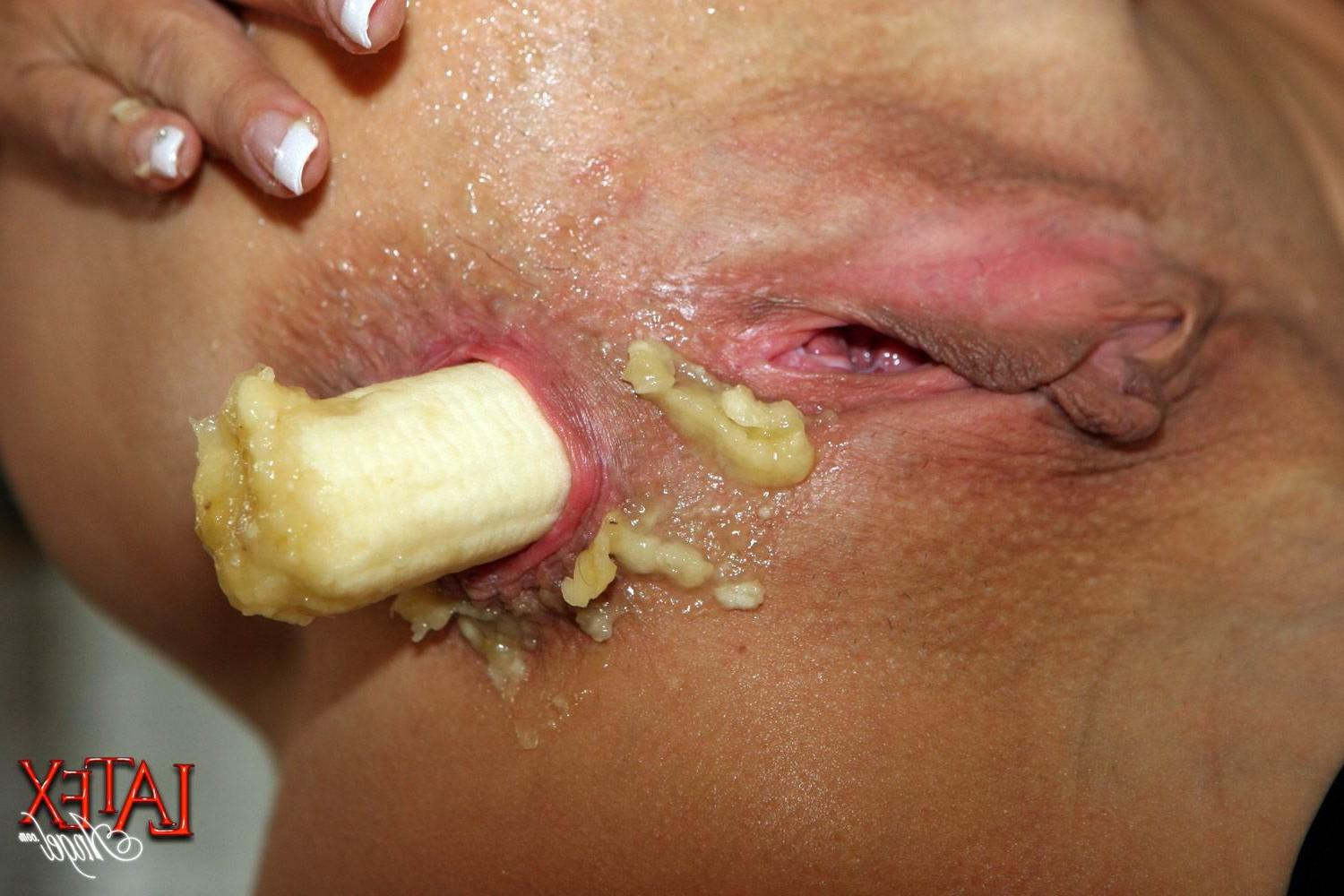 16P Latex Angel fucking her asshole with banana