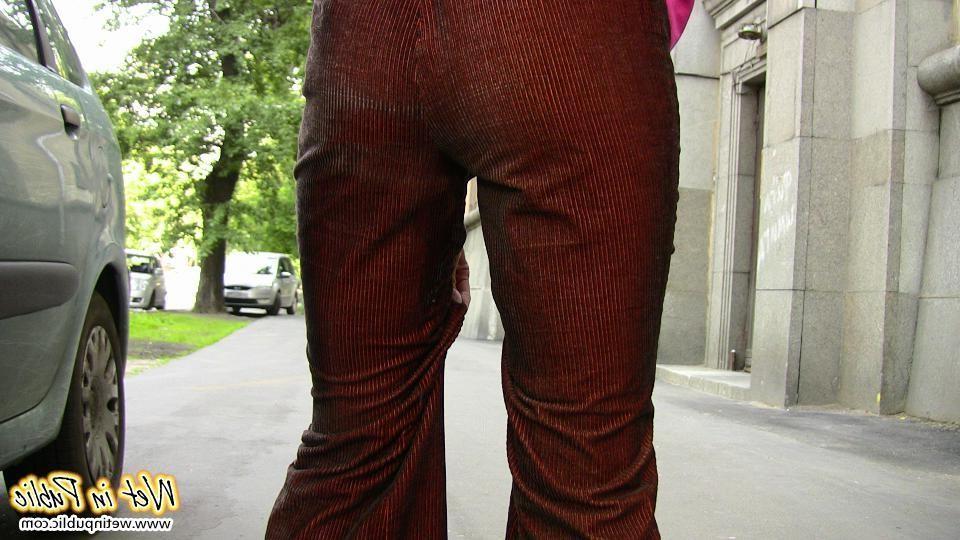 12P Nasty babe pee-soaks her sexy crimson pants behind a car in the yard