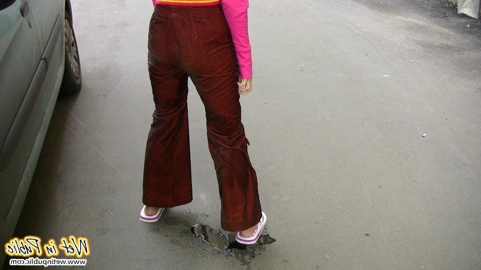 12P Nasty babe pee-soaks her sexy crimson pants behind a car in the yard