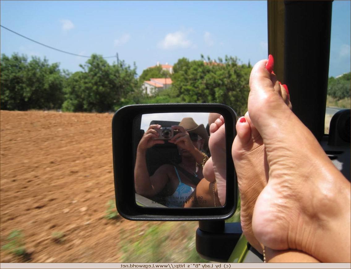 12P Kinky lady Barbara gets her toes sucked in the car