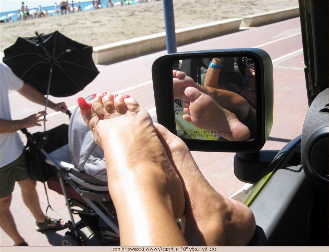 12P Kinky lady Barbara gets her toes sucked in the car