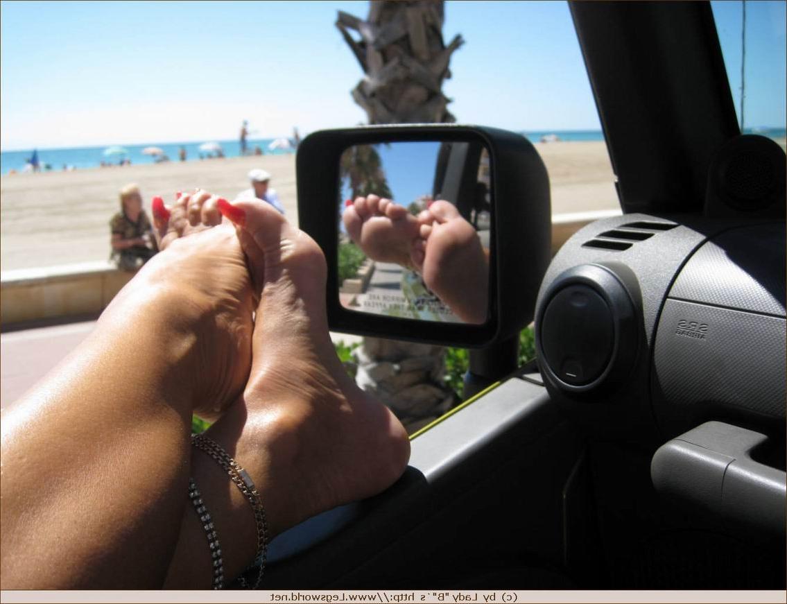 12P Kinky lady Barbara gets her toes sucked in the car