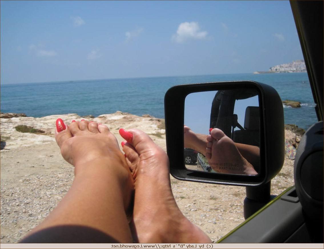 12P Kinky lady Barbara gets her toes sucked in the car
