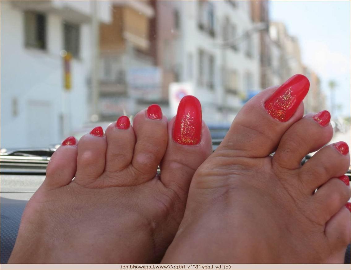 12P Kinky lady Barbara gets her toes sucked in the car