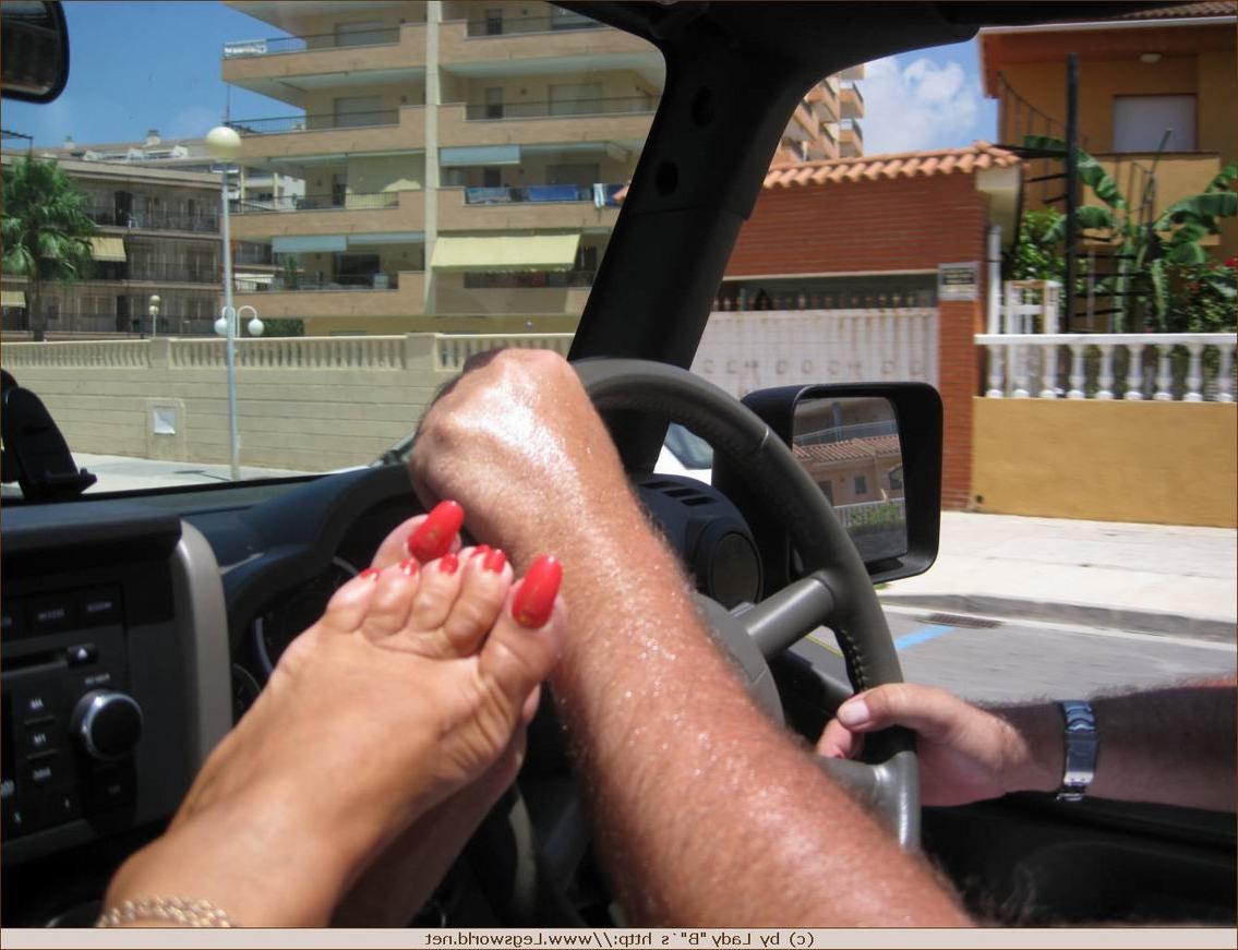 12P Kinky lady Barbara gets her toes sucked in the car