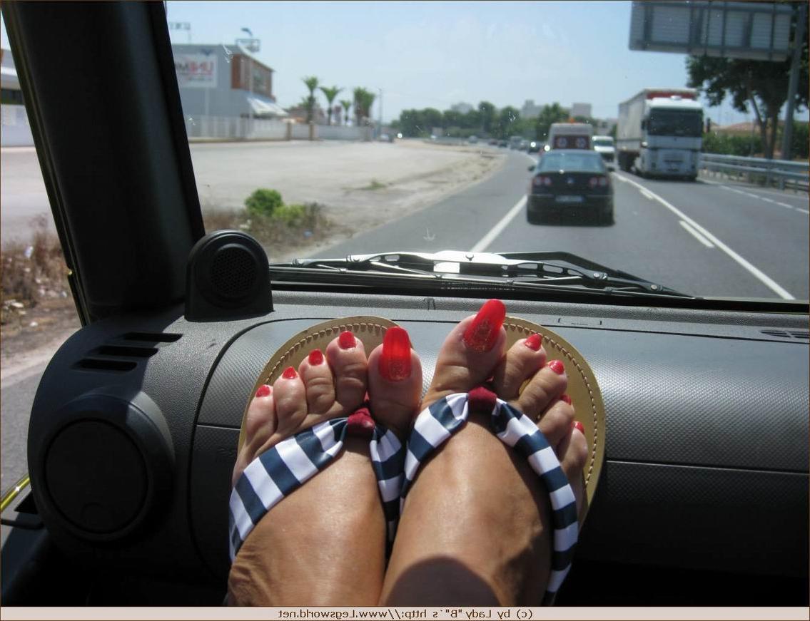 12P Kinky lady Barbara gets her toes sucked in the car