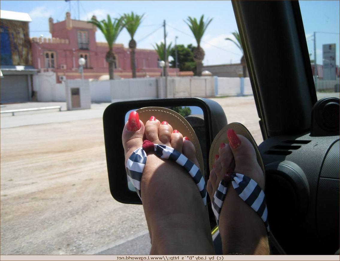 12P Kinky lady Barbara gets her toes sucked in the car