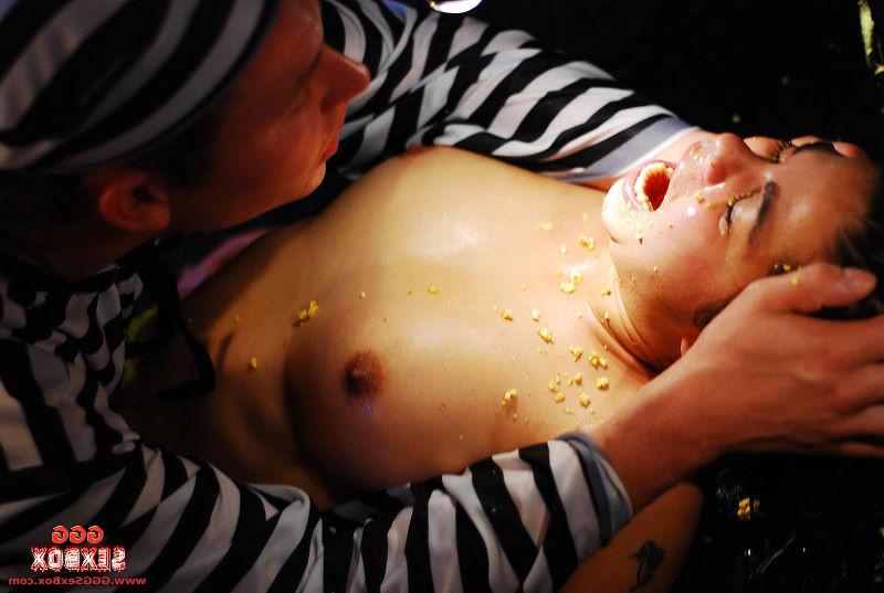 15P Amateur peeing orgy with a hot pissdrinking babe