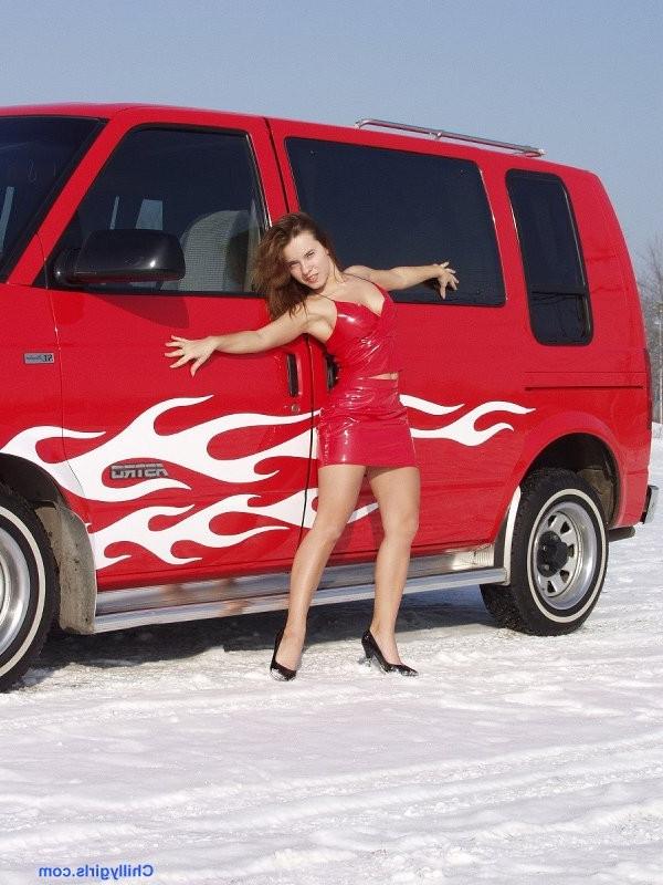 20P Sexy girl in pvc dress out in the snow