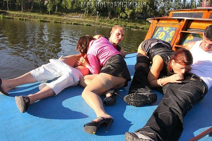 15P Two babes and two guys doing watersports